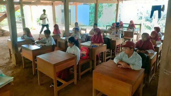 Siswa kelas jauh SD di Bone belajar di kolong rumah.