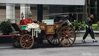 Kereta kuda juga terlihat di depan Hotel Royal Ambarrukmo, Sleman, DIY. Kereta kuda itu akan ditumpangi Erina Gudono ke lokasi akad nikah di Pendopo Agung Kedaton Ambarrukmo.
