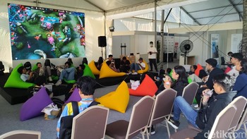 Selain itu, di sini juga ada tempat untuk bersantai, sembari melakukan fun match Mobile Legends. Foto: (Panji Saputro/detikINET).