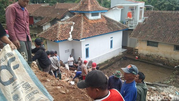Tiga rumah roboh diterjang longsor saat hujan deras mengguyur Majalengka pada Jumat 9 Desember 2022
