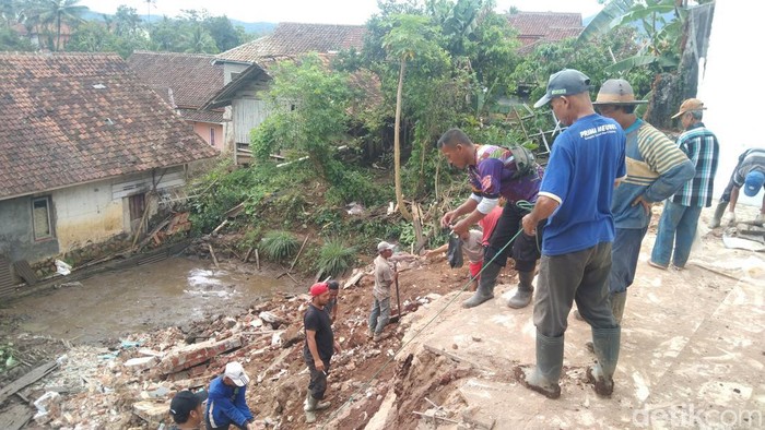 Tiga rumah roboh diterjang longsor saat hujan deras mengguyur Majalengka pada Jumat 9 Desember 2022