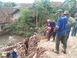 Tangis Warga Majalengka Usai Rumah Ambruk Diterjang Longsor