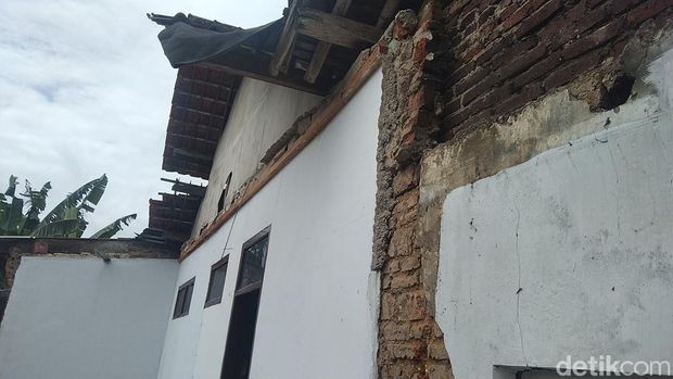 Tiga rumah roboh diterjang longsor saat hujan deras mengguyur Majalengka pada Jumat 9 Desember 2022