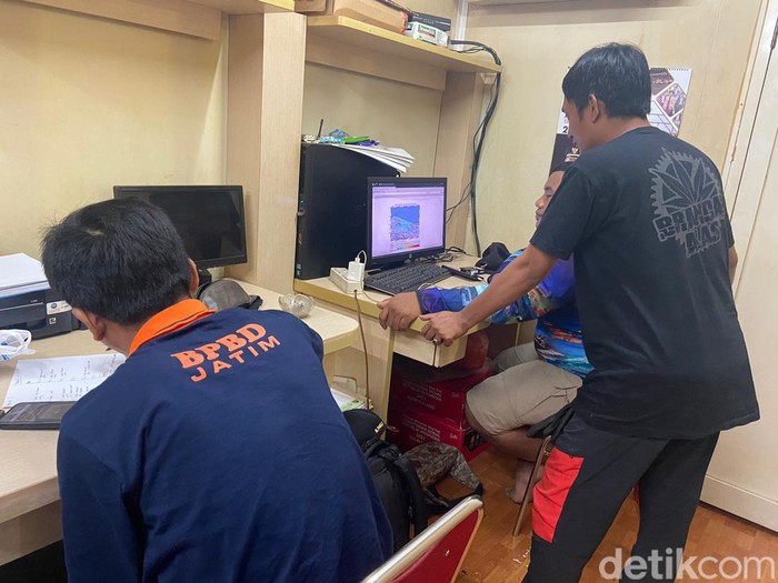 Tim reaksi cepat BPBD Jember sedang melakukan asesmen dampak gempa M 4,9
