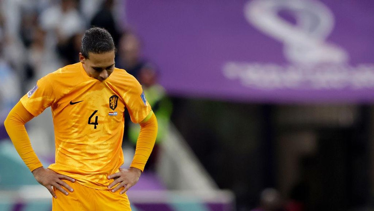 Virgil van Dijk kecewa berat usai Belanda gugur di perempatfinal Piala Dunia 2022 (Foto: Getty Images/Soccrates Images)
