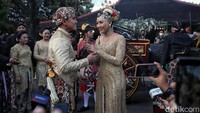 Kaesang dan Erina terlihat semringah setelah acara akad nikahnya berjalan lancar.