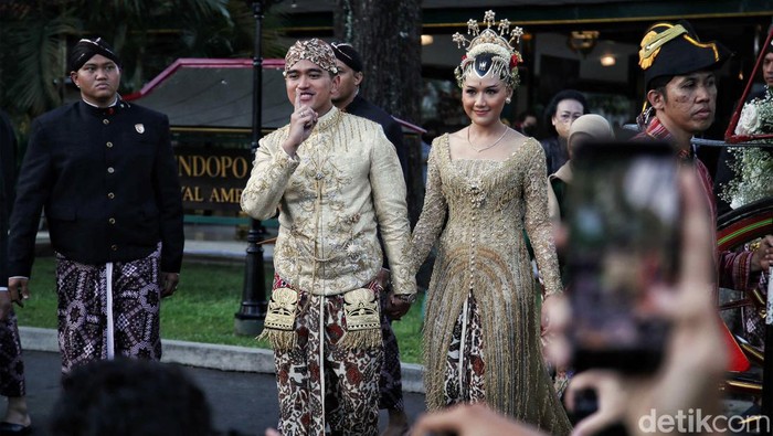 Kaesang Pangarep dan Erina Sofia Gudono telah resmi menjadi suami istri, Sabtu (10/12/2022). Keduanya pun terlihat semringah.