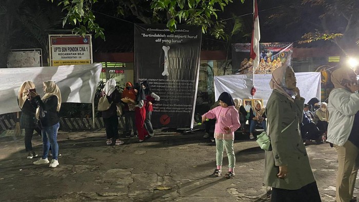 Wali murid dan para murid menginap di SDN Pocin 1
