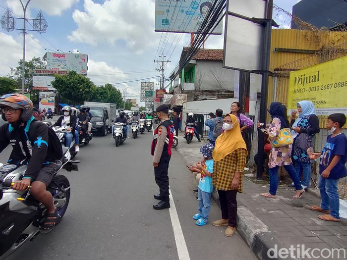 Warga menunggu kedatangan rombongan pengantin Kaesang dan Erina di depan hotel Royal Ambarukmo, Sleman, Sabtu (10/12/2022).
