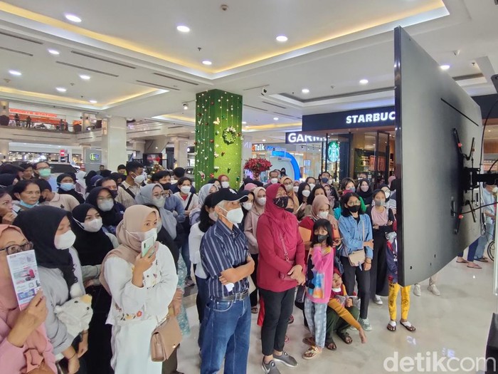Warga nonton bareng (nobar) prosesi pernikahan Kaesang-Erina di Plaza Ambarukmo (Amplaz), Sleman, Sabtu (10/12/2022).