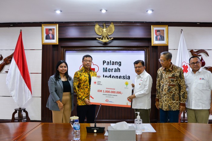 Yayasan Andrew & Tony dari Kawasan Industri Virtue Dragon, yang merupakan salah satu proyek investasi China di Indonesia menyumbangkan dana senilai Rp 1 miliar kepada Palang Merah Indonesia (PMI).