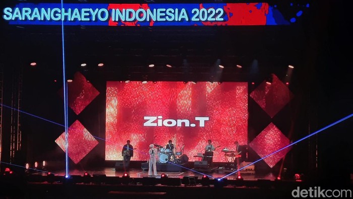 Zion T saat tampil di Jakarta.