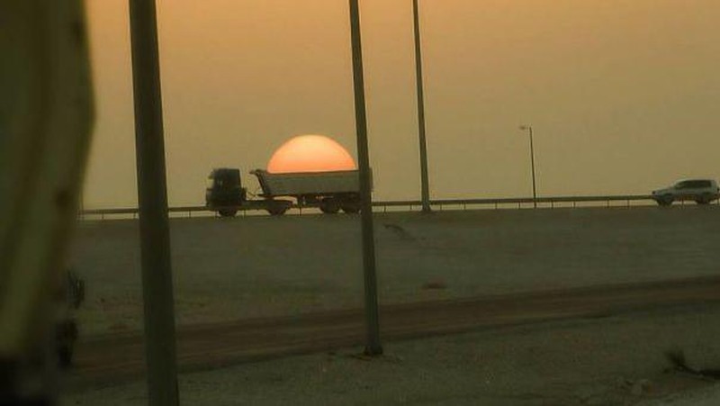 Waktu yang tepat, dapat membuat momen menjadi sebuah foto yang unik dan menarik. Seperti foto-foto berikut ini.