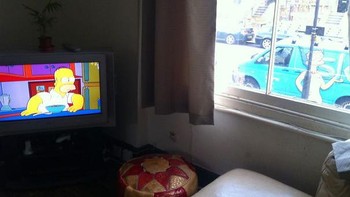 Kebetulan banget mobil yang lewat bergambar seperti kartun yang sedang ditonton.