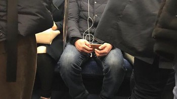 Lilitan kabel earphone terlihat seperti tangga nada.