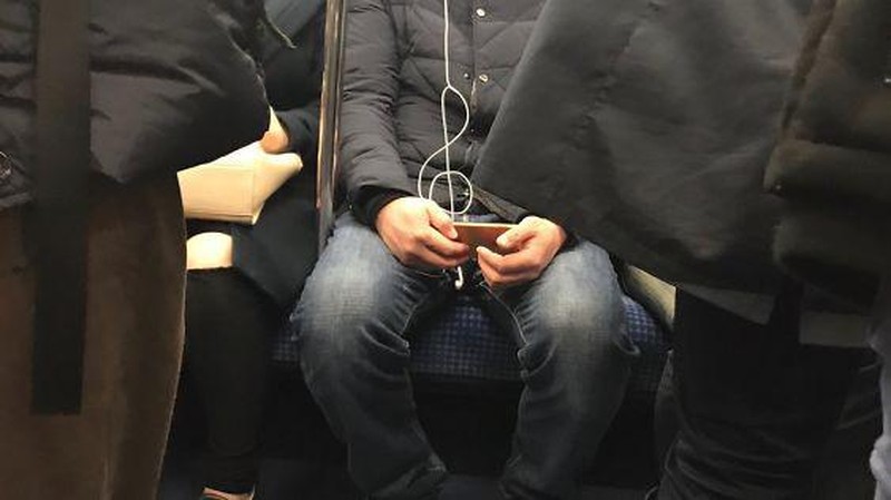 Waktu yang tepat, dapat membuat momen menjadi sebuah foto yang unik dan menarik. Seperti foto-foto berikut ini.