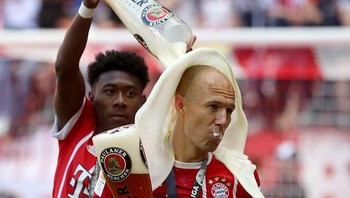 Niatnya nyiram bir ke kepala kawannya, tapi terlihat seperti memakai handuk ya..