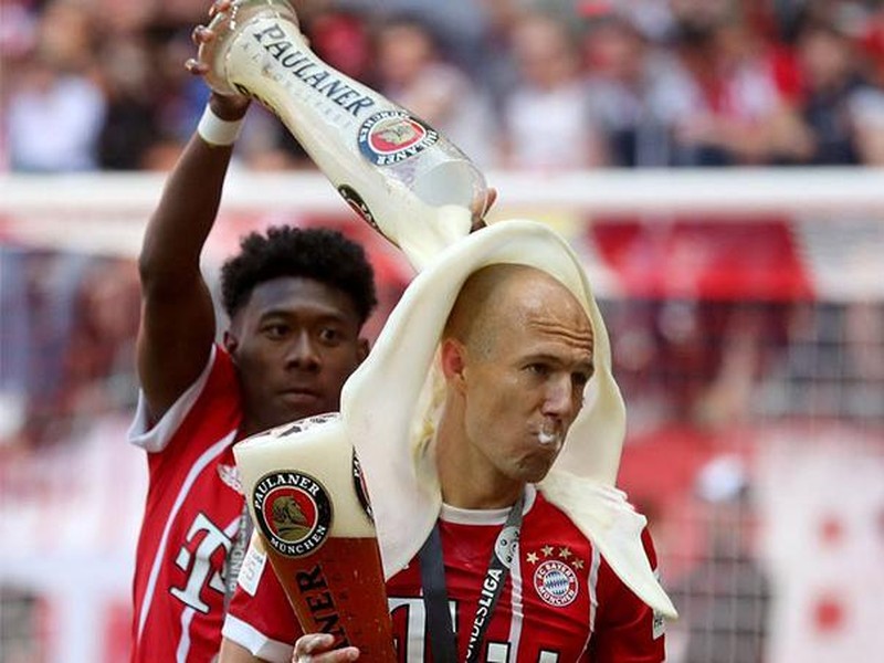 Waktu yang tepat, dapat membuat momen menjadi sebuah foto yang unik dan menarik. Seperti foto-foto berikut ini.