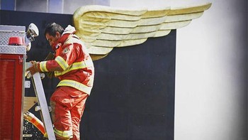 Momen foto yang kebetulan ini cukup akurat untuk menggambarkan pekerjaan seorang pemadam kebakaran yang menjadi Malaikat bagi banyak orang saat terjadi peristiwa kebakaran.