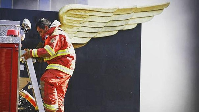 Waktu yang tepat, dapat membuat momen menjadi sebuah foto yang unik dan menarik. Seperti foto-foto berikut ini.