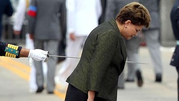 Momen saat Dilma Rousseff terlihat ditusuk, padahal bukan.