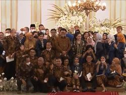 Saat Kaesang Berjinjit gegara Tenggelam Tamu-tamu Kala Foto Bareng