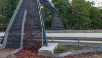 Ini adalah jembatan di Pulau Natal yang merupakan kawasan di luar pemerintahan Australia. Jembatan ini sebagai penyeberangan kepiting liar.