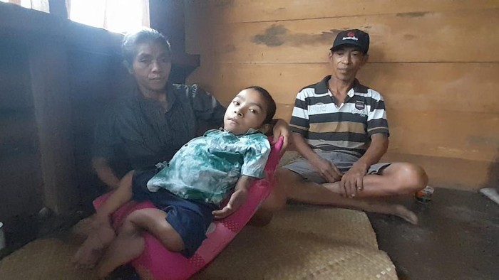 Agleriano Gefrilman atau Anok hanya bisa berbaring di rumahnya di Desa Bangka Arus, Kecamatan Poco Ranaka Timur, Kabupaten Manggarai Timur, NTT.