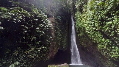 Pesona Air Terjun Leke-leke di Baturiti yang Jadi Primadona Wisman