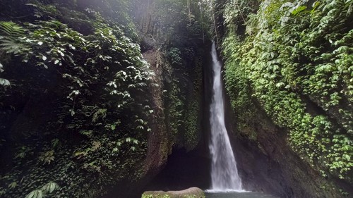 Air Terjun Leke-leke di Banjar Kerobokan, Desa Mekarsari, Kecamatan Baturiti, Kabupaten Tabanan, Bali.