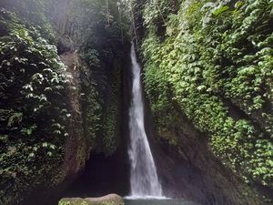 Pesona Air Terjun Leke-leke di Baturiti yang Jadi Primadona Wisman
