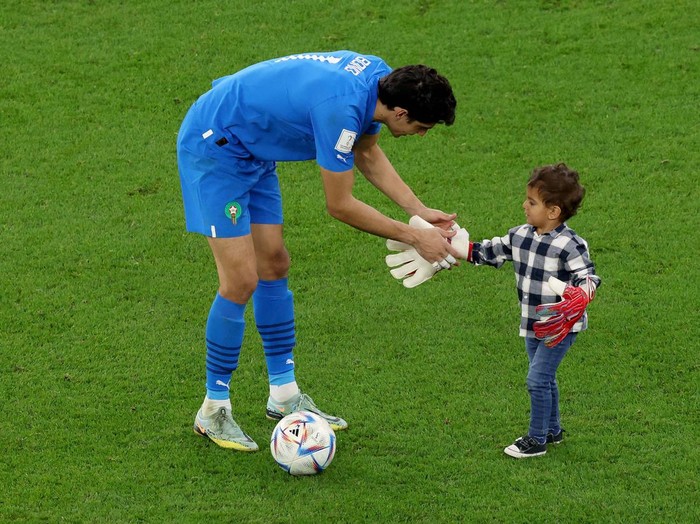 DOHA, QATAR - DECEMBER 10: Yassine Bounou of Morocco celebrates the teams 1-0 victory with his son after the FIFA World Cup Qatar 2022 quarter final match between Morocco and Portugal at Al Thumama Stadium on December 10, 2022 in Doha, Qatar. (Photo by Alexander Hassenstein/Getty Images)