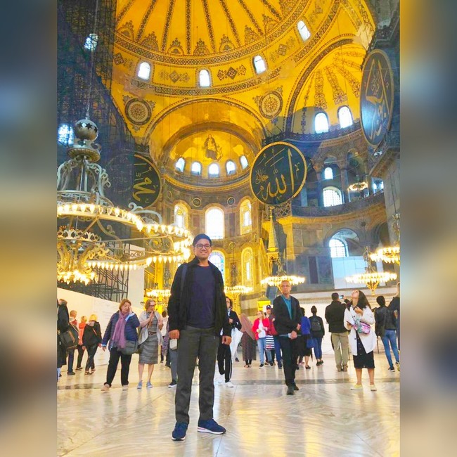 Pria kelahiran 7 Agustus 1981 ini diketahui masih berstatus lajang. Seperti adiknya Nadya Gudono, Allen juga dilangkahi nikah oleh Erina yang merupakan anak ketiga dari empat bersaudara dalam keluarganya. Foto: Instagram