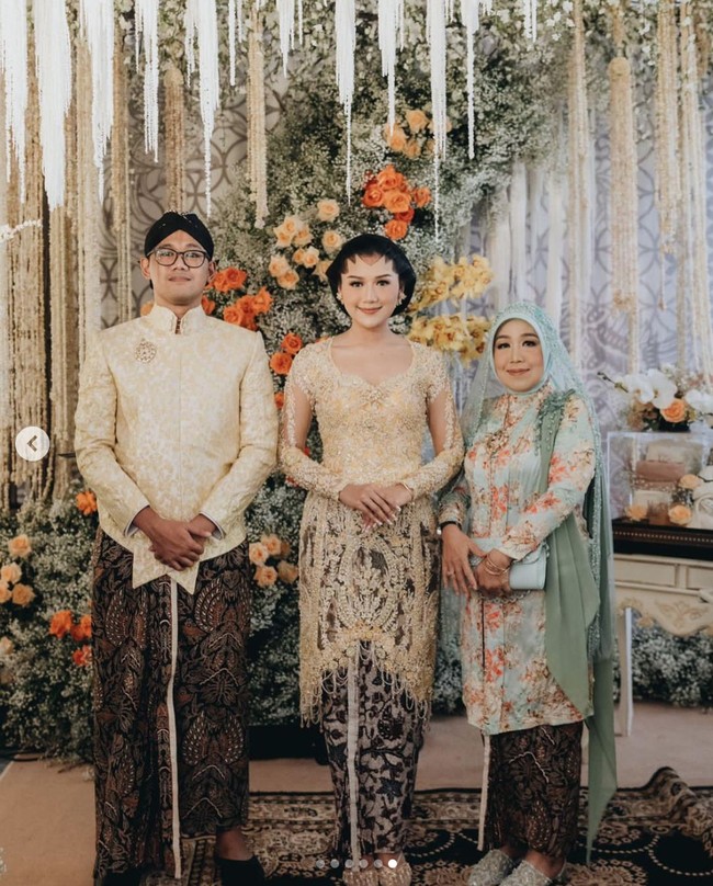 Pemilik nama lengkap Allen Adam Rinaldy Gudono itu mendampingi sang ibu Sofiatun Gudono dalam setiap prosesi pernikahan adiknya Erina dengan Kaesang. Foto: Instagram