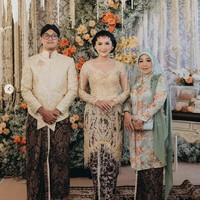 Pemilik nama lengkap Allen Adam Rinaldy Gudono itu mendampingi sang ibu Sofiatun Gudono dalam setiap prosesi pernikahan adiknya Erina dengan Kaesang. Foto: Instagram