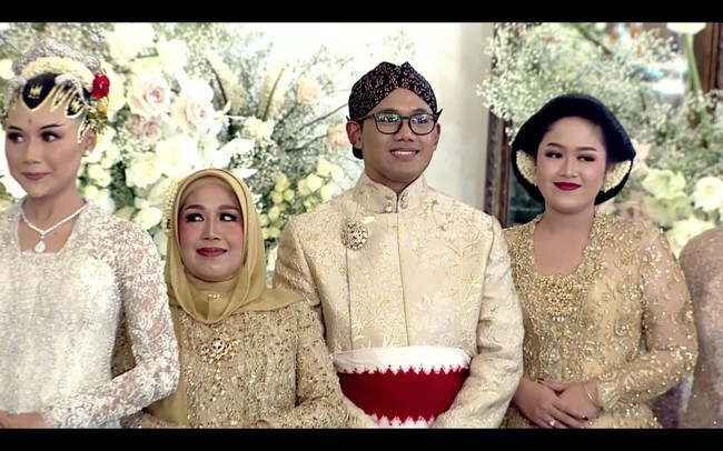 Belakangan Allen Gudono sering tersorot publik selama prosesi pernikahan Erina dan Kaesang. Anak sulung dari empat bersaudara itu wali nikah untuk adiknya. Foto: Instagram