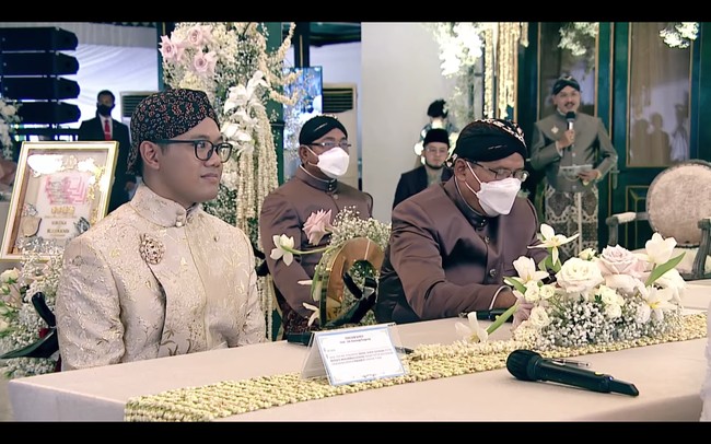 Sebagai satu-satunya anak laki-laki di keluarga Gudono, Allen yang menggantikan peran ayahnya (alm) Profesor Muhammad Gudono yang telah berpulang pada 2016. Foto: Instagram