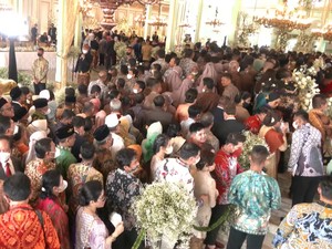 Melihat Mengularnya Antrean Tamu Tasyakuran Kaesang-Erina