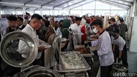 Sejumlah warga mengambil makanan secara prasmanan.