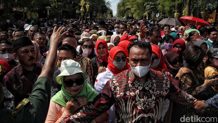 Antusias Ribuan Warga Solo Hadiri Ramah Tamah Pernikahan Kaesang-Erina Acara tasyakuran pernikahan Kaesang -Erina digelar di Pura Mangkunegaran. Ribuan warga mulai memadati kawasan tersebut.