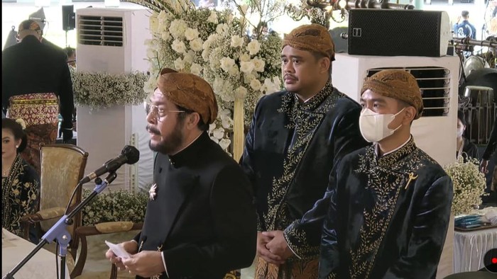 Anwar Usman menyambut tamu undangan tasyakuran pernikahan Kaesang dan Erina.