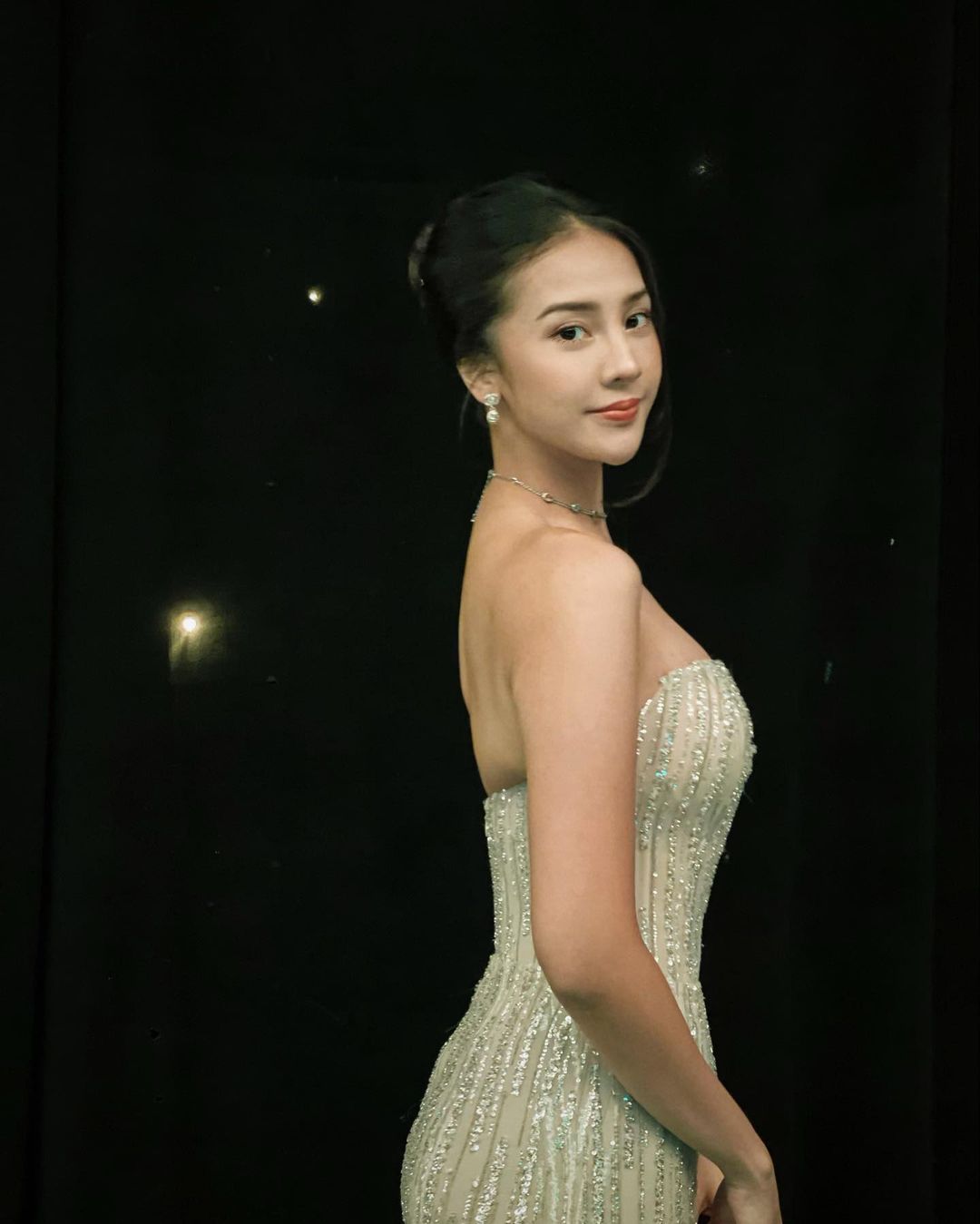 gaya Anya Geraldine di pernikahan Chalese Islan.