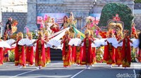 Fashion artifisial itu mengangkat kekayaan budaya lintas suku dan etnis di Bumi Blambangan/Foto: Ardian Fanani/detikJatim