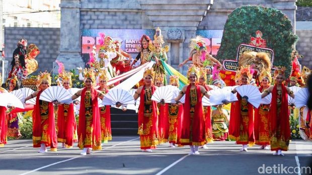Banyuwangi Ethno Carnival (BEC) digelar Sabtu (10/12/2022). Fashion artifisial itu mengangkat kekayaan budaya lintas suku dan etnis di Bumi Blambangan.