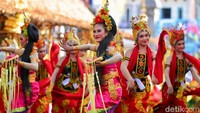 Fashion artifisial mengangkat kekayaan budaya Suku Osing/Foto: Ardian Fanani/detikJatim