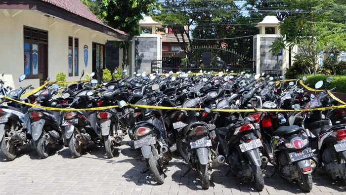 Barang bukti yang diamankan Polres Demak dalam penggerebekan judi sabung ayam, Sabtu (10/12/2022).