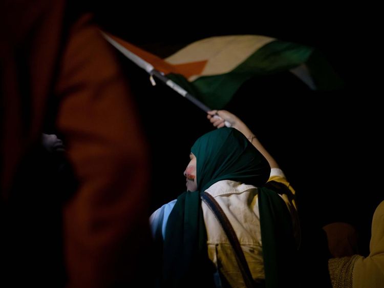 Bendera Palestina Berkibar di Tengah Pesta Pendukung Maroko