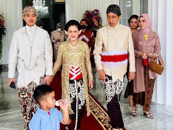 Bobby menyebut anaknya Panembahan Al Nahyan Nasution sebagai komandan pengamanan tasyakuran Kaesang dan Erina, Solo, Minggu (11/12/2022). Bobby menyebut anaknya Panembahan Al Nahyan Nasution sebagai komandan pengamanan tasyakuran Kaesang dan Erina, Solo, Minggu (11/12/2022).
