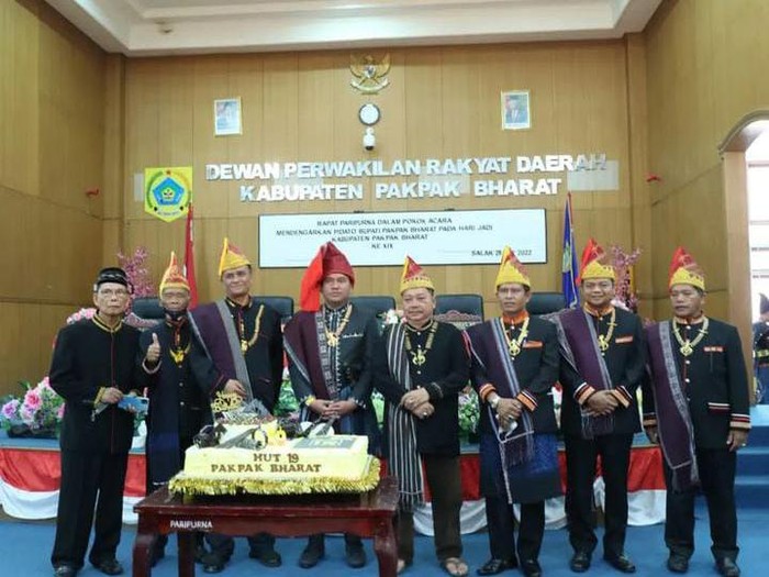Bupati dan Wakil Bupati Pakpak Bharat menggunakan pakaian adat Pakpak