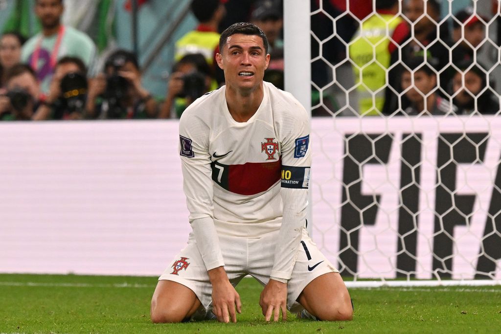 Cristiano Ronaldo dari Portugal menunjukkan kekecewaannya setelah pertandingan perempat final Piala Dunia FIFA Qatar 2022 antara Maroko dan Portugal di Stadion Al Thumama pada 10 Desember 2022 di Doha, Qatar.(Photo by Tullio Puglia - FIFA/FIFA via Getty Images)
